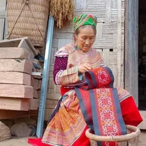 越南奠边府：传统服饰——南浦苗族妇女的骄傲