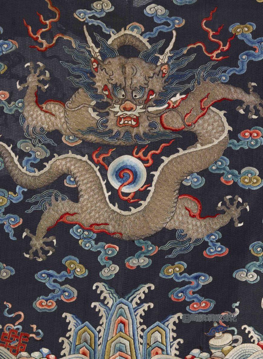 清代,高级王子的夏季朝服。 1820-1875 年,丝绸和金属包线刺绣的丝绸纱布,中国,141 x 170.2 厘米(华盛顿特区史密森学会弗里尔艺术画廊:雪莉·Z·约翰逊的礼物,F2015.7)