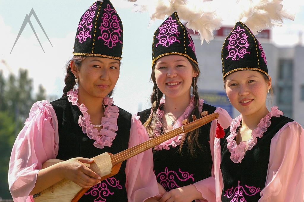 吉尔吉斯女孩与 komuz
