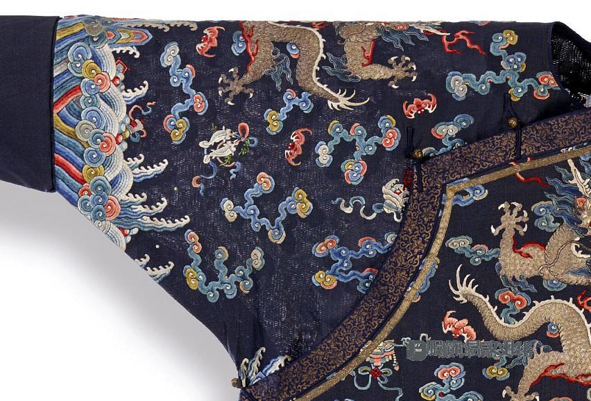 清代,高级王子的夏季朝服。 1820-1875 年,丝绸和金属包线刺绣的丝绸纱布,中国,141 x 170.2 厘米(华盛顿特区史密森学会弗里尔艺术画廊:雪莉·Z·约翰逊的礼物,F2015.7)