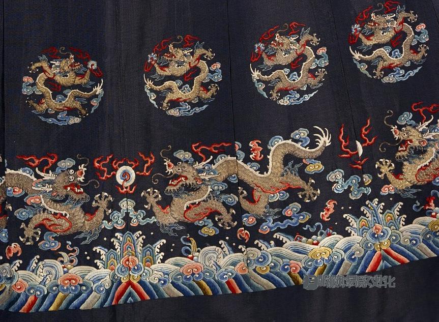 清代,高级王子的夏季朝服。 1820-1875 年,丝绸和金属包线刺绣的丝绸纱布,中国,141 x 170.2 厘米(华盛顿特区史密森学会弗里尔艺术画廊:雪莉·Z·约翰逊的礼物,F2015.7)