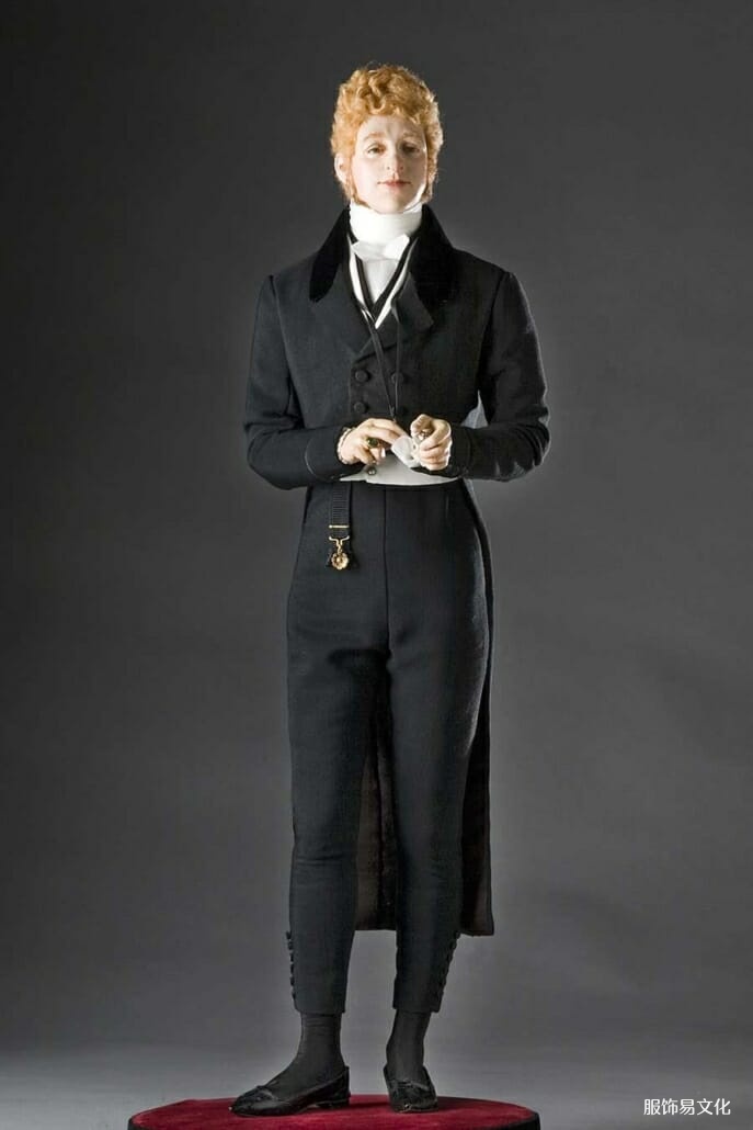 博·布鲁梅尔 (Beau Brummell) 雕像，基于历史研究，展示了闭合的燕尾服和白色背心。