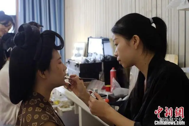 从小众圈子“火”上T台 中国汉服“玩法”正在深化