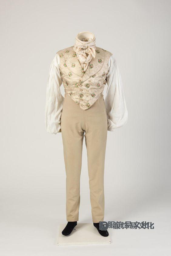 1820 年代男士羊毛长裤搭配花纹丝绸背心，来自时尚博物馆浴室