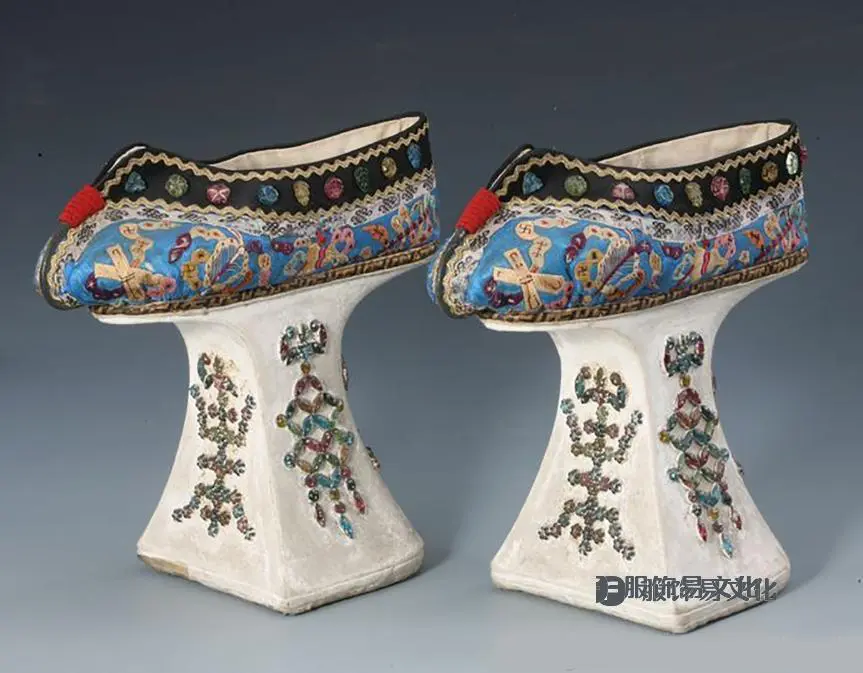 3 清代蓝缎彩绣暗八仙钉.jpg