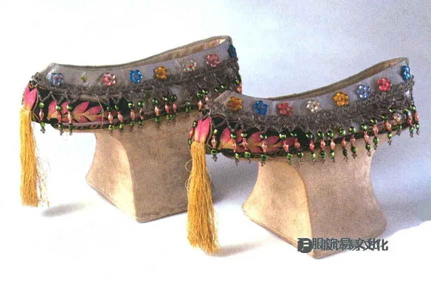 3 清代湖色织绣盘长纹花盘底鞋.jpg