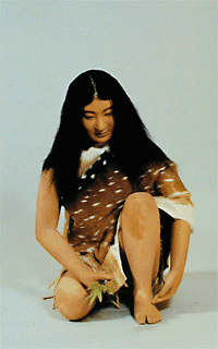 日本绳文时代-一个穿着斗篷和兽皮的女人