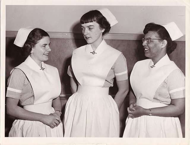 1950 年的护士服装和帽子