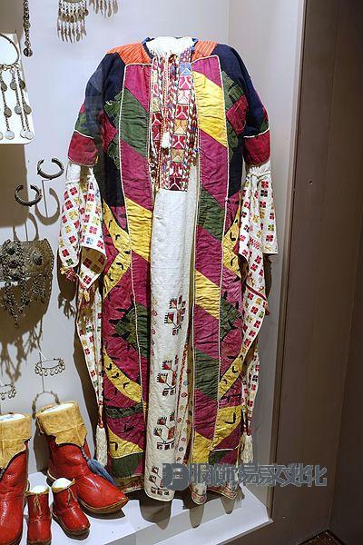 文件：女人的刺绣裙子和夹克，叙利亚，c. 1902 年 - 哈佛闪米特博物馆 - 马萨诸塞州剑桥 - DSC06106.jpg