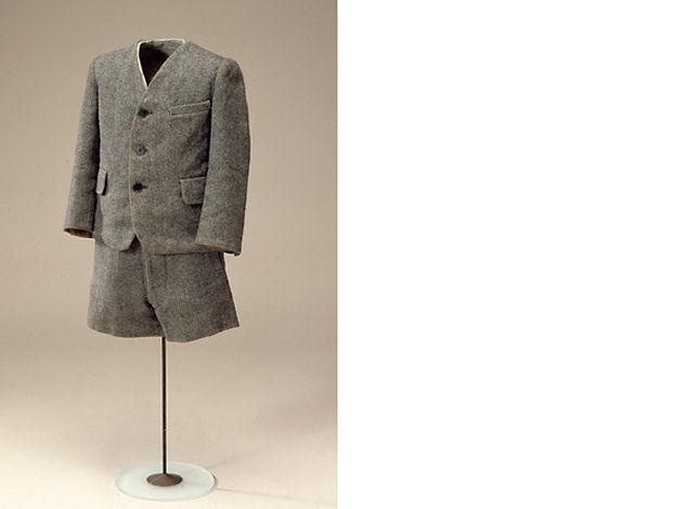 用男士外套缝制的男孩习惯，约。 1948-49 年