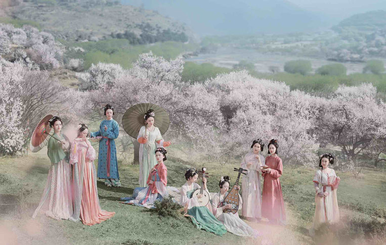 穿中国传统服饰的妇女