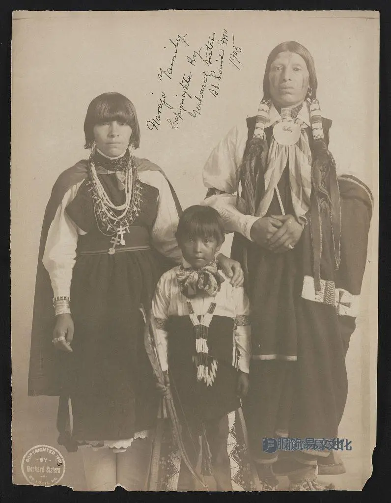 纳瓦霍服装和发型-1900 年