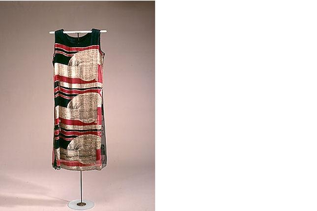 Charleston 米色金属丝面料连衣裙。 20世纪30年代