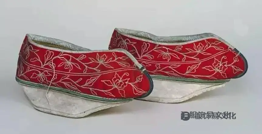3 清光绪 红色缎緝线绣花卉纹元宝底棉鞋副本.jpg