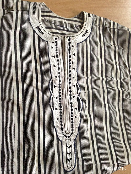 加纳男罩衫领口刺绣图案