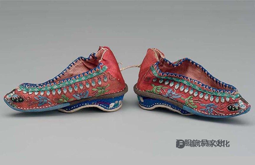 3 标题-19世纪红地蝶纹绣花弓鞋 关键词-清代弓鞋;.jpg