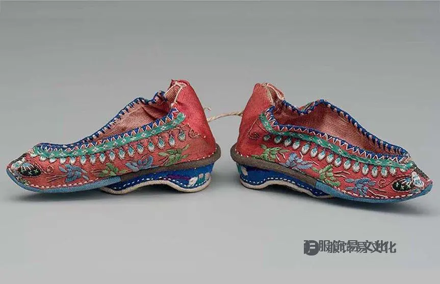 3 标题-19世纪红地蝶纹绣花弓鞋 关键词-清代弓鞋;.jpg