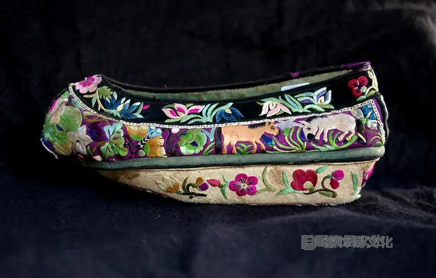 3 标题-清代满族紫花蝶动刺绣高底鞋 关键词-清代旗鞋;.jpg