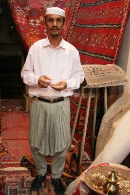 阿尔及利亚的传统服装-阿尔及利亚民间服饰设计融合了三种文明