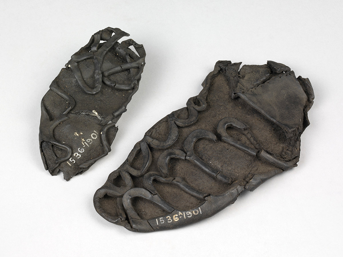两双凉鞋（不是一双），公元 43-450 年，伦敦，皮革。 博物馆：1536&A-1901