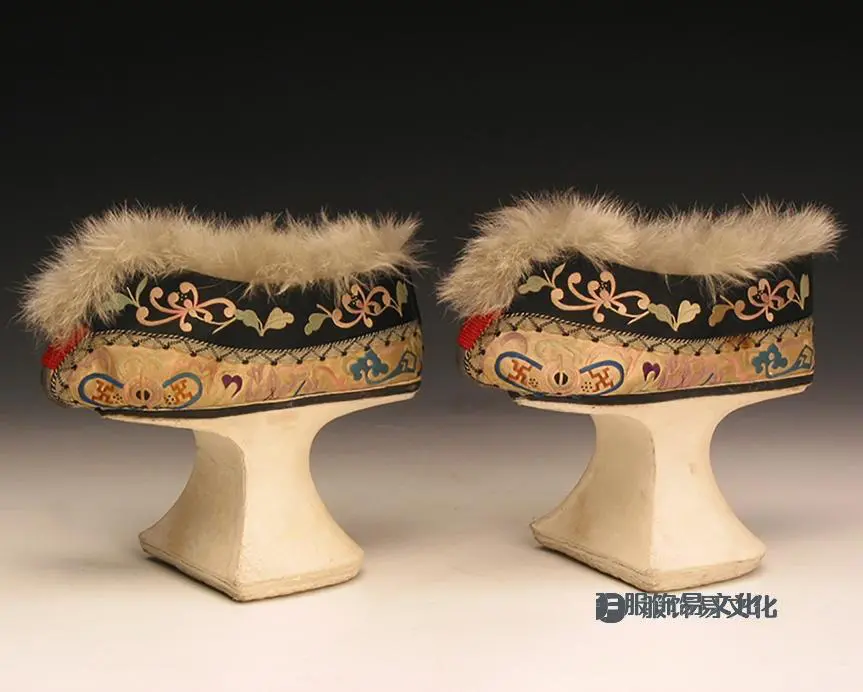 3 标题-清乾隆黄缎彩绣皮里马蹄底鞋 关键词-清代旗鞋.jpg