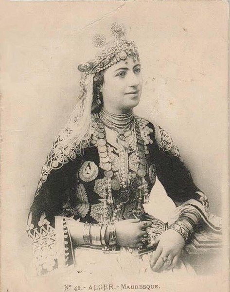 阿尔及利亚的传统服装 djeba 和 karakou