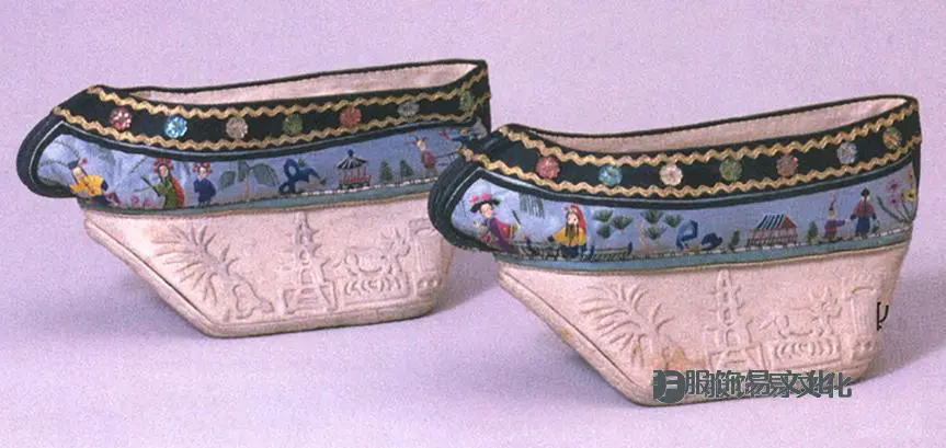 3 清代湖色缎绣人物纹元宝底鞋.jpg