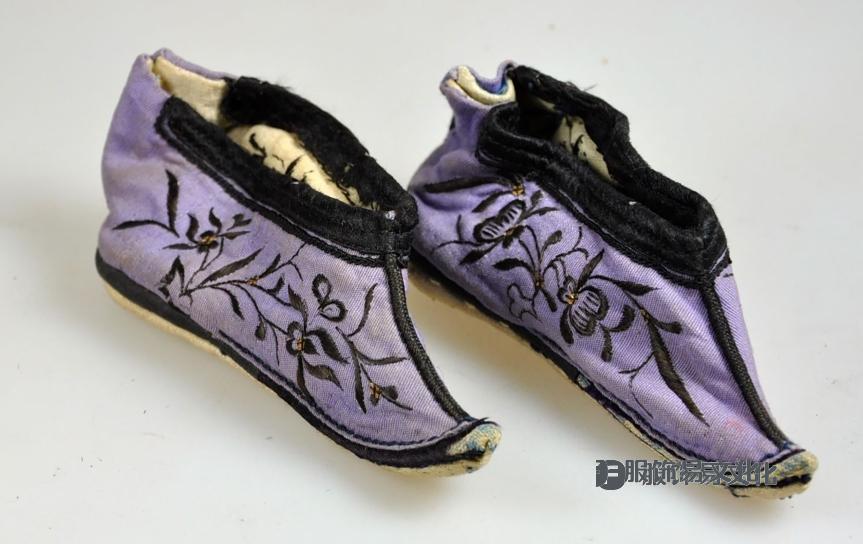 3 标题-19世纪紫地花暖纹绣花鞋 关键词-清代弓鞋;小脚鞋;.jpg
