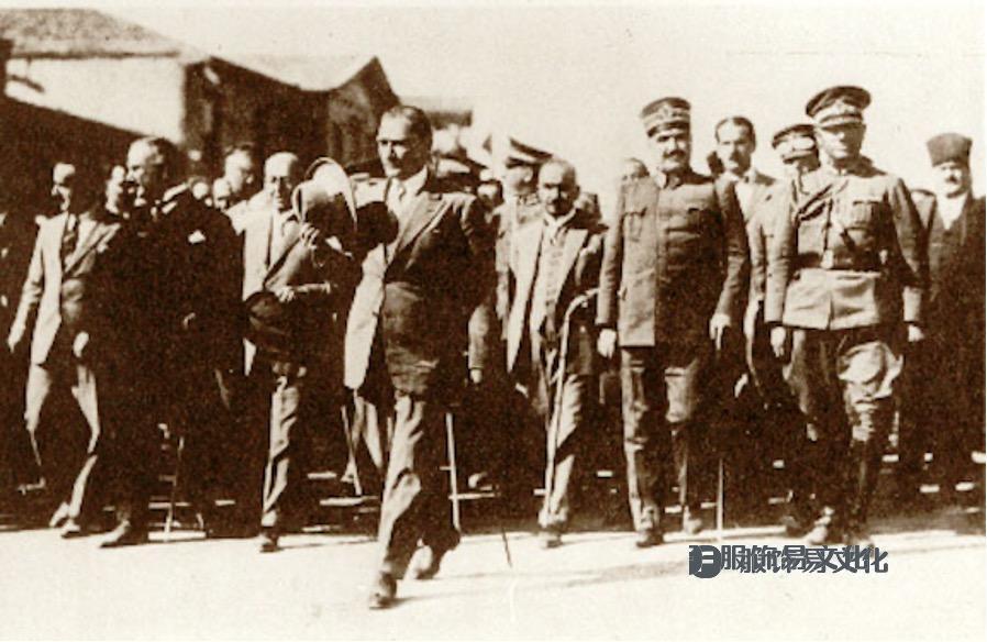 加齐·穆斯塔法·凯末尔总统和在他从卡斯塔莫努返回安卡拉时迎接他的人