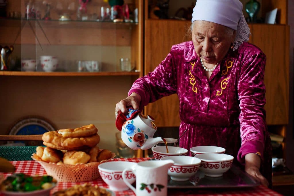 哈萨克奶奶倒茶