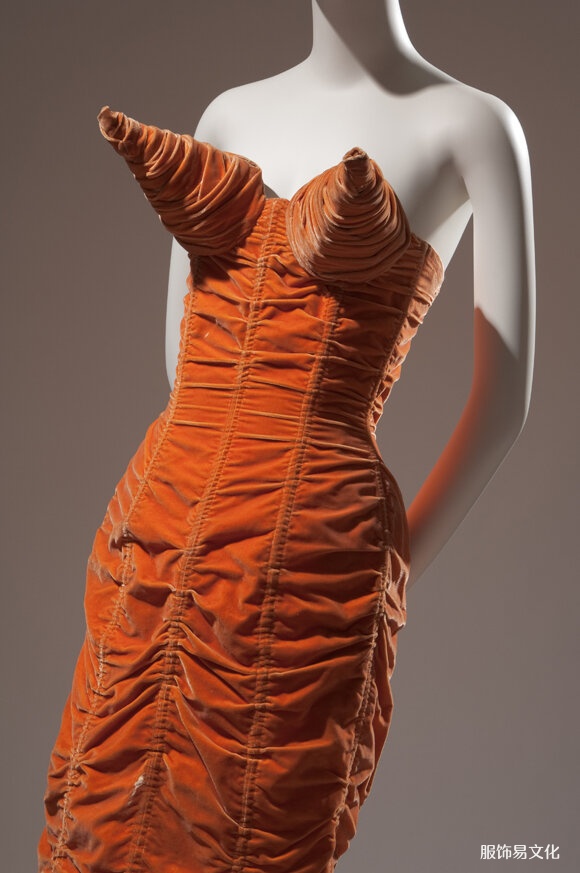 Jean Paul Gaultier 的橙色天鹅绒锥形文胸，1984 年