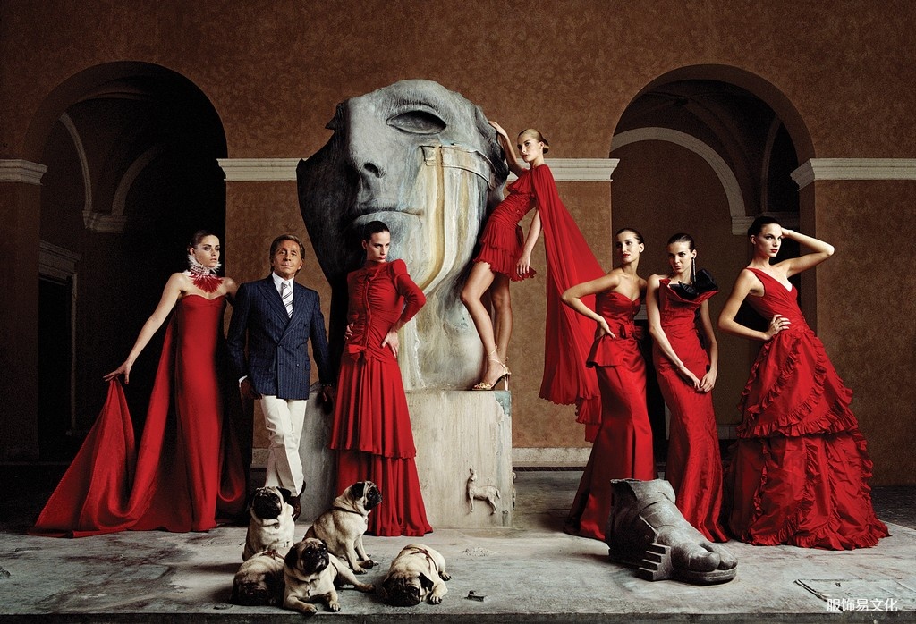 Valentino Garavani 和他的缪斯女神身着品牌标志性的红色。