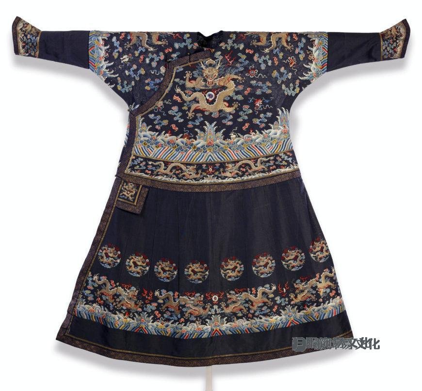 清代，高级王子的夏季朝服。 1820-1875 年，丝绸和金属包线刺绣的丝绸纱布，中国，141 x 170.2 厘米（华盛顿特区史密森学会弗里尔艺术画廊：雪莉·Z·约翰逊的礼物，F2015.7）