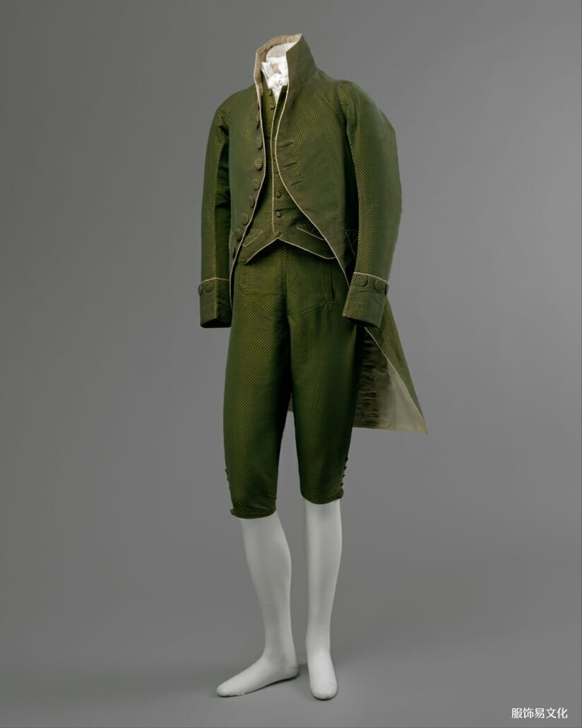 这件衣服来自c。 1790 的特色是一件窄袖外套和一条镂空裙子、一件短背心和一条马裤。 其奢华的面料仍然保留着一些奢华。
