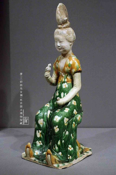 唐代（618 - 907）三彩俑上的传统中国服饰