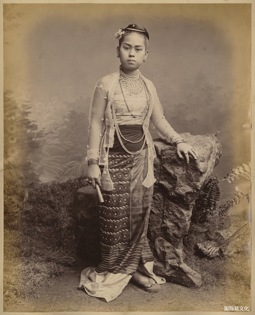 年轻的缅甸女孩，约 1875 年（白蛋白印刷），菲利普·阿道夫·克利尔 (Philippe Adolphe Klier) 创作