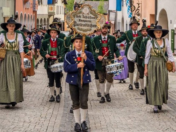 德国传统服饰Dirndl 和 皮裤