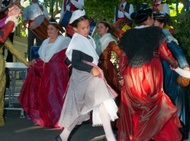 普罗旺斯的传统服饰和节日