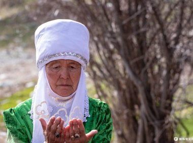 哈萨克传统服装