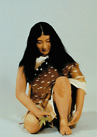 日本绳文时代-一个穿着斗篷和兽皮的女人