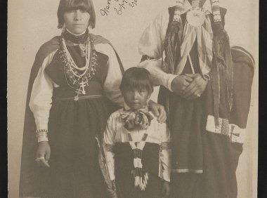 纳瓦霍服装和发型-1900 年