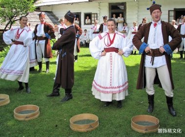 波兰和乌克兰地区的服装特点