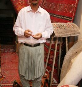 阿尔及利亚的传统服装-阿尔及利亚民间服饰设计融合了三种文明