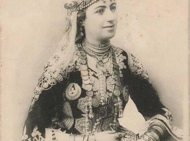 阿尔及利亚的传统服装 djeba 和 karakou