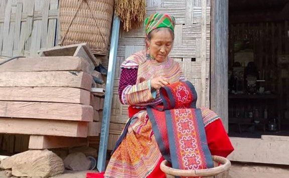 越南奠边府：传统服饰——南浦苗族妇女的骄傲