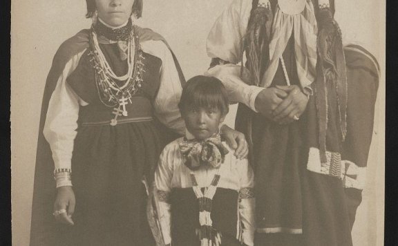 纳瓦霍服装和发型-1900 年