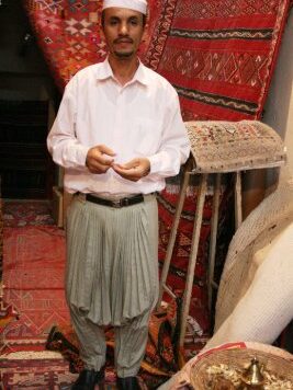 阿尔及利亚的传统服装-阿尔及利亚民间服饰设计融合了三种文明